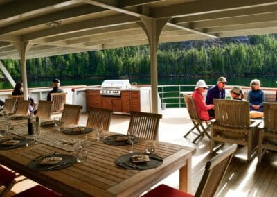 Überdachte Terrasse mit gedecktem Tisch auf einem Schiff