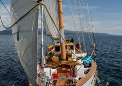 Ein Segelschiff auf dem Meer mit Blick aufs Deck