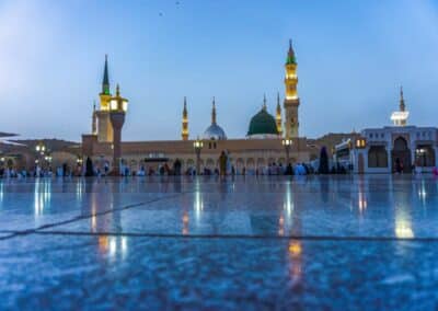 Weiter Platz vor einer prunkvollen Moschee