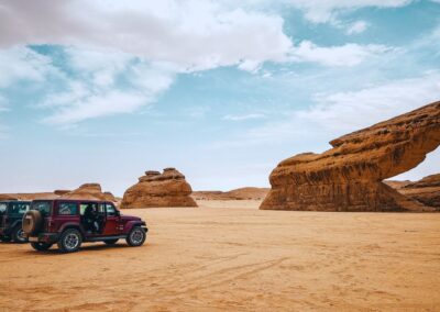 Ein Jeep steht inmitten von Felsen in der Wüste