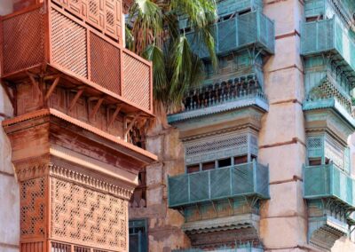 Rosa Fassaden mit rosa und blauen Balkonen im orientalischen Stil
