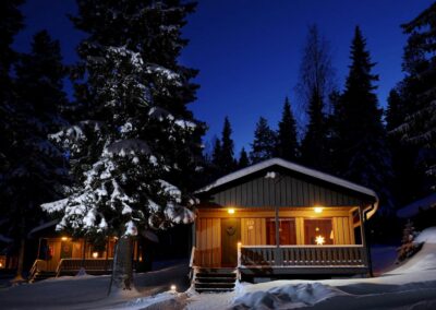 Außenansicht der Hütten bei Schnee