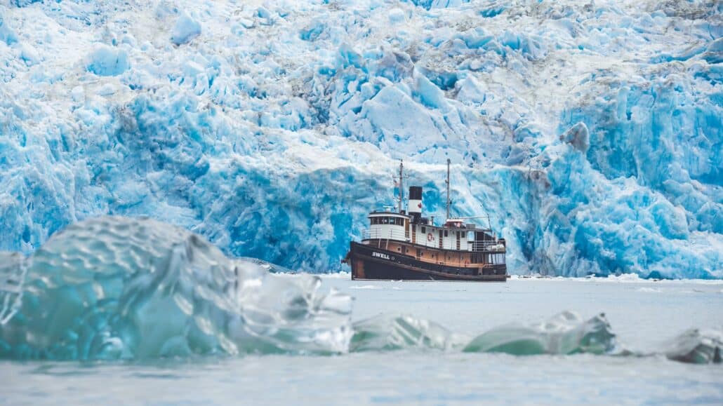 Der historische Schoner Swell vor einem Gletscher