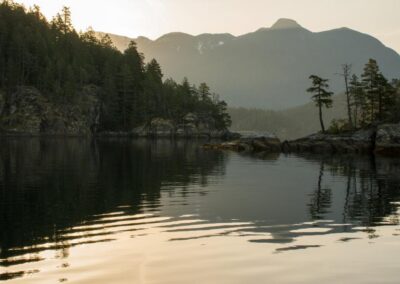 Eine ruhige Bucht mit glattem Wasser