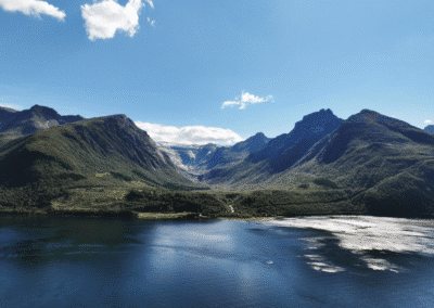 Landschaft aus Meer und Gebirge