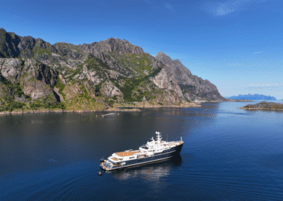 Die Aqua Lares vor felsiger Küste