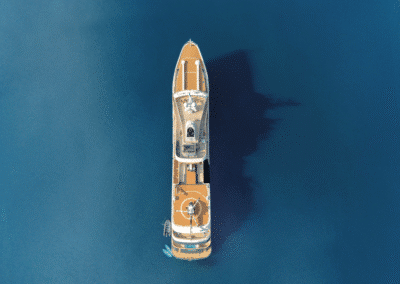 Ihre Superyacht Aqua Lares von oben im offenen Meer