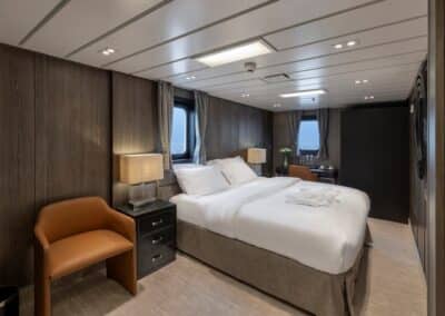 Kleine Kabine mit zwei Fenstern und Doppelbett