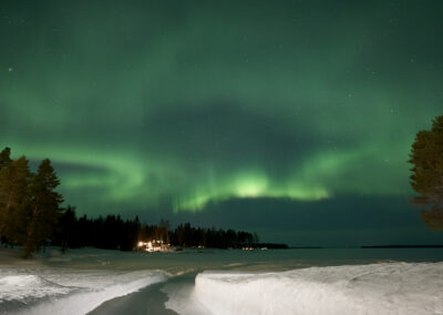 Nordlichter über der Boutique-Lodge am Bottenmeer