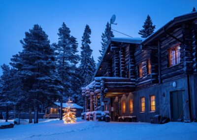 Außenansicht des Hauptgebäudes der Boutique-Lodge