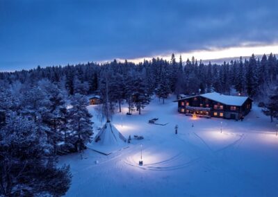Blick auf das Hauptgebäude und die Umgebung der Boutique Lodge aus der Vogelperspektive
