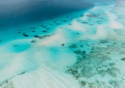 Strand und Meer vor Sansibar aus der Vogelperspektive