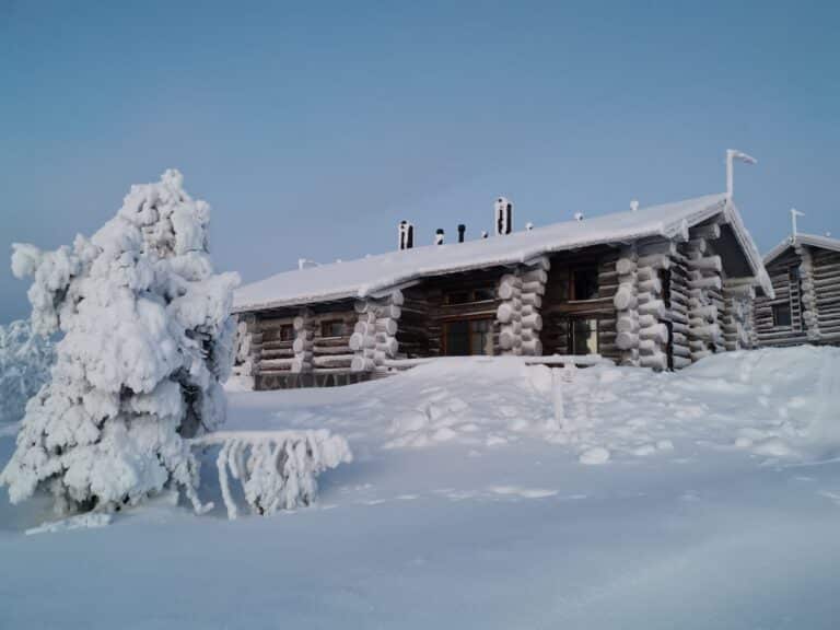 Außenansicht der Premium-Blockhütten im Winter