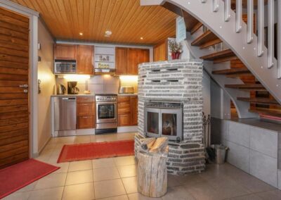 Kamin und Küche der Premium-Blockhütten in Lappland