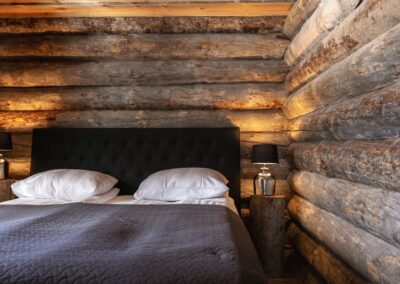 Schlafzimmer in einer Premium-Blockhütte