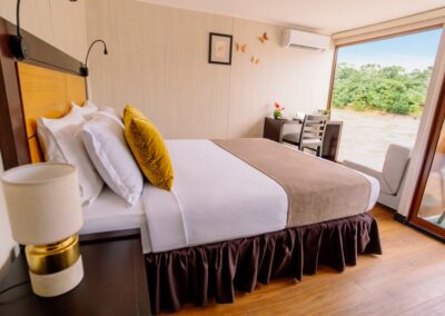 Ein Schiffskabine mit Doppelbett und Panoramfenster