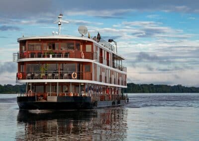 Das Fluss-Expeditionsschiff Anakonda auf einem breiten Fluss