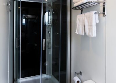 Kleines Bad mit Dusche