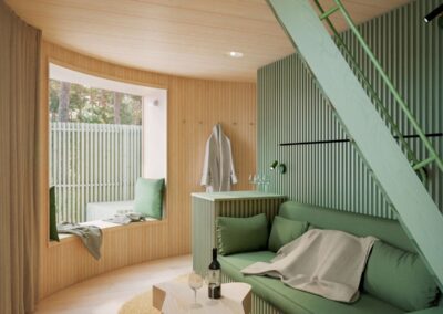 Wohnbereich des Oasis Baumhaus, mit Sofa und kleinem Tisch, im Hintergrund ein großes Fenster