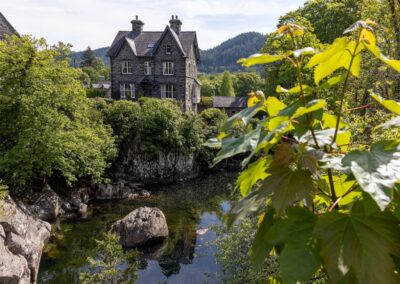 Wald und Fluss in Betws-y-Coed im Snowdonia-Nationalpark in Wales