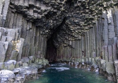 Fingal's Cave mit Basaltsäulen auf der Insel Staffa in den Inneren Hebriden