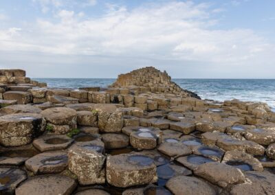 Sechseckige Basaltsäulen des Giant's Causeway in Nordirland