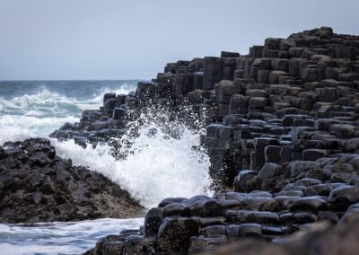 Wellen brechen sich an den Basaltsäulen des Giant's Causeway in Nordirland