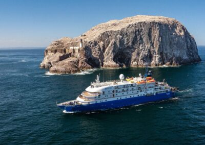 MS Sea Spirit vor dem Bass Rock in Schottland