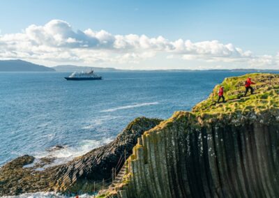 Wanderer auf den Basaltsäulen der Insel Staffa in den Inneren Hebriden