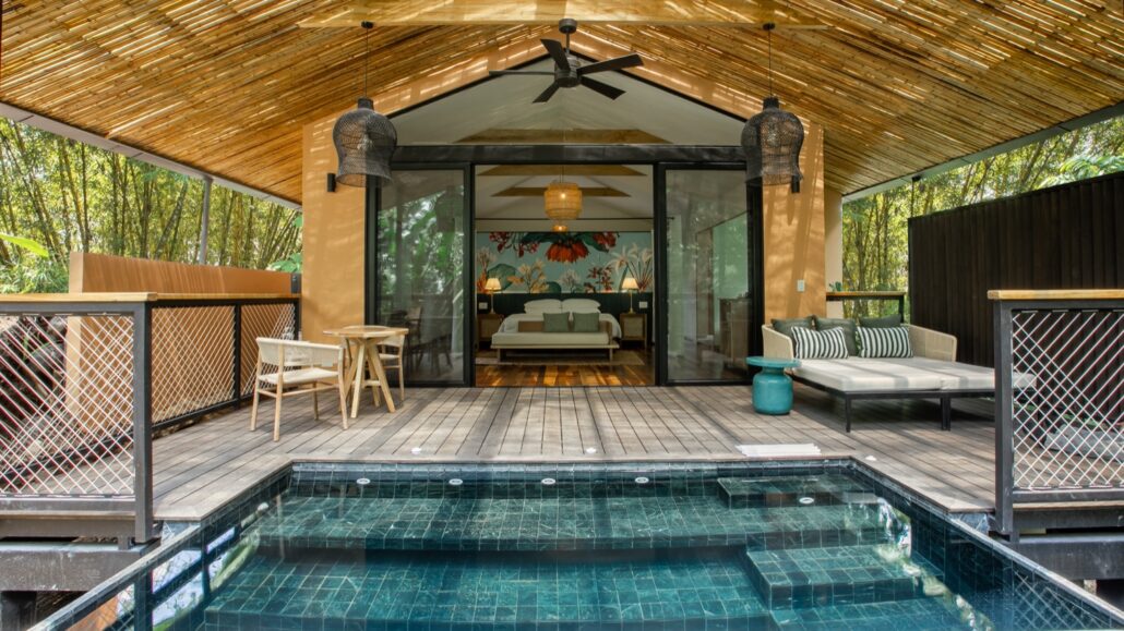 Casita-Suite mit privatem Pool und Holzterrasse im Regenwald am Arenal-Vulkan in Costa Rica