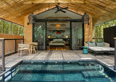 Casita-Suite mit privatem Pool und Holzterrasse im Regenwald am Arenal-Vulkan in Costa Rica