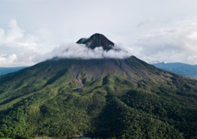 Arenal-Vulkan im Abendlicht mit dichtem Regenwald in Costa Rica