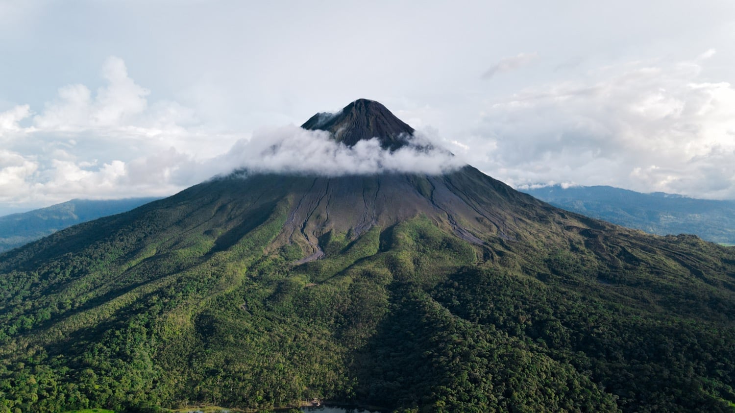 Arenal-Vulkan im Abendlicht mit dichtem Regenwald in Costa Rica