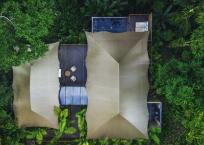 Familienzelt mit zwei Schlafzimmern und Holzterrasse im Tented Camp am Arenal-Vulkan