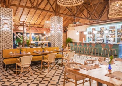 Restaurant La Terraza mit Bambusdach und Bar in der Vulkan-Lodge am Arenal-Vulkan