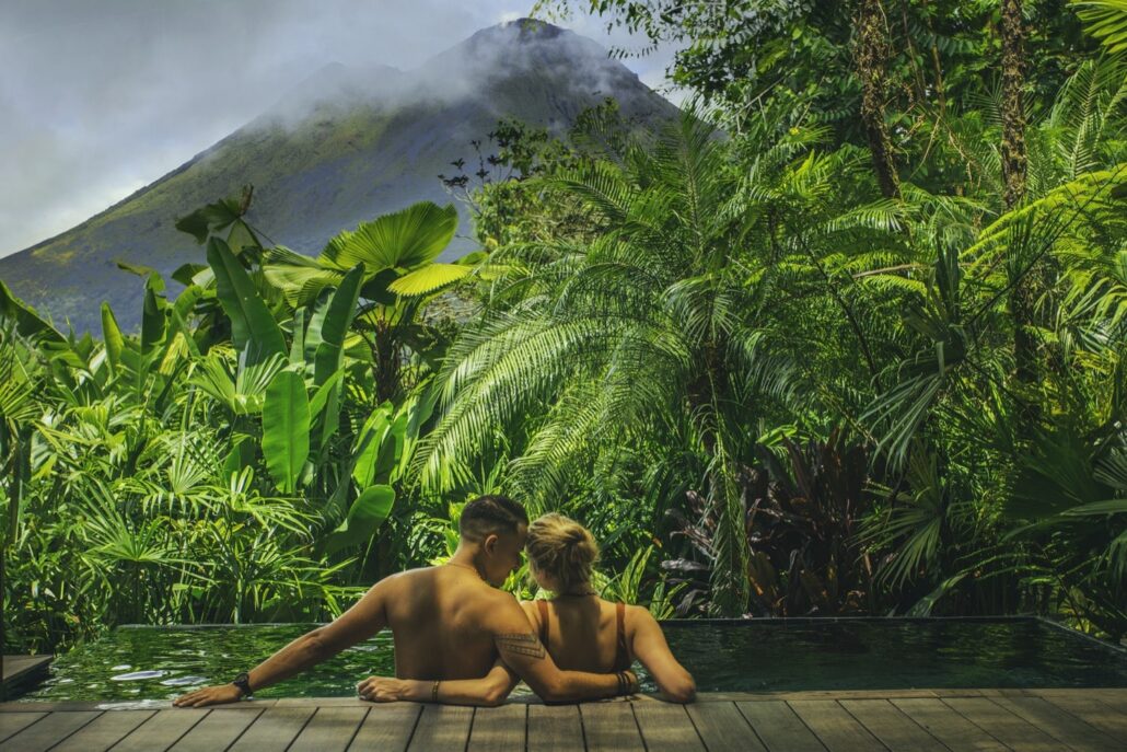 Paar im Infinity-Pool mit Blick auf den Arenal-Vulkan in Costa Rica