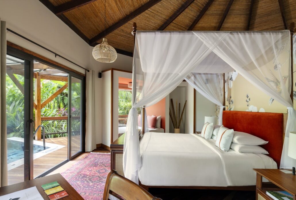 Suite mit privatem Plunge Pool und Holzdeck im Regenwald am Arenal-Vulkan in Costa Rica