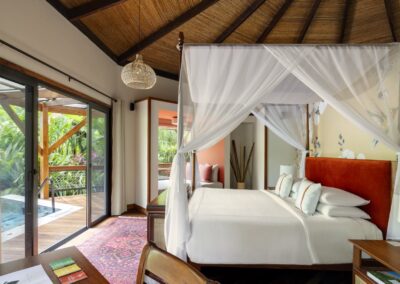 Suite mit privatem Plunge Pool und Holzdeck im Regenwald am Arenal-Vulkan in Costa Rica