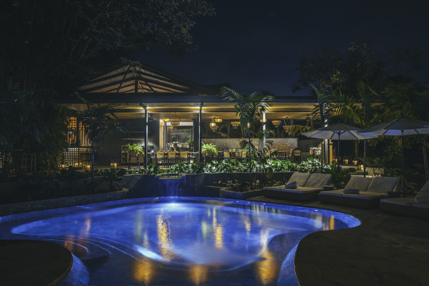 Asiatisches Restaurant Asia Luna mit warmer Beleuchtung in der Vulkan-Lodge am Arenal Costa Rica
