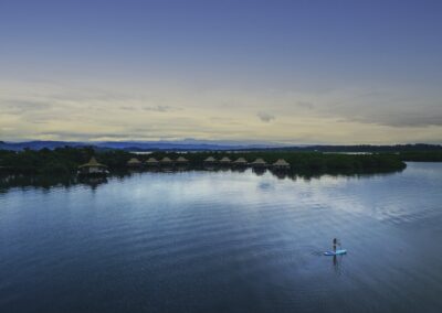 Stand-up-Paddler in der Lagune vor den Overwater-Villen der Privatinsel in Bocas del Toro Panama