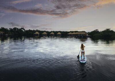 Stand-up-Paddler auf ruhiger Lagune vor den Overwater-Villen in Bocas del Toro Panama