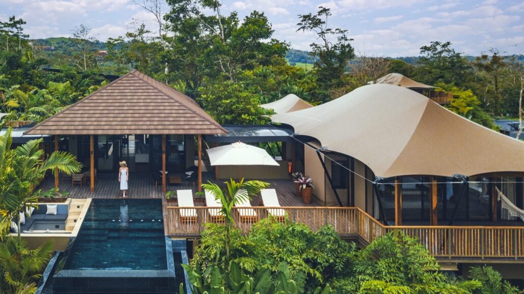 Geräumige Residence-Suite mit eigener Terrasse und Außenwanne im Tented Camp am Arenal-Vulkan
