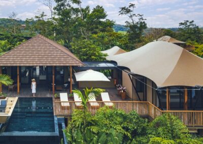 Geräumige Residence-Suite mit eigener Terrasse und Außenwanne im Tented Camp am Arenal-Vulkan