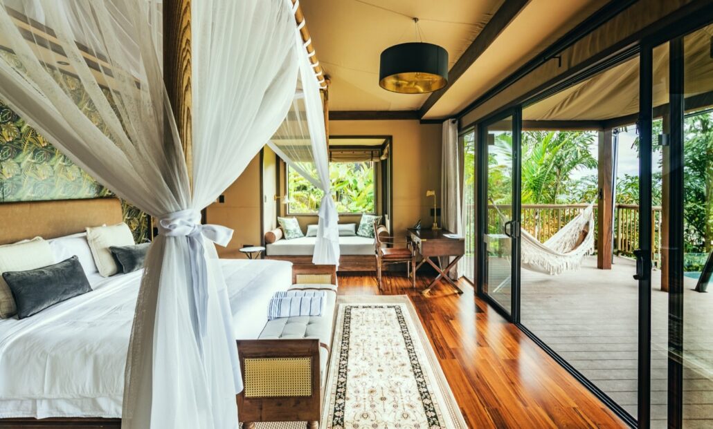 Luxuriöse Zeltsuite mit Holzterrasse und Außenwanne im Tented Camp am Arenal-Vulkan