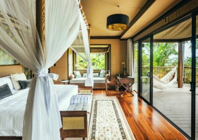 Luxuriöse Zeltsuite mit Holzterrasse und Außenwanne im Tented Camp am Arenal-Vulkan