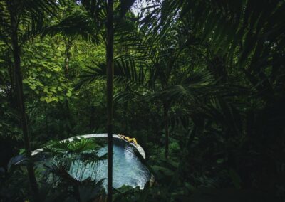 Vulkanisch erwärmter Thermalpool im Regenwald des Resorts am Arenal-Vulkan
