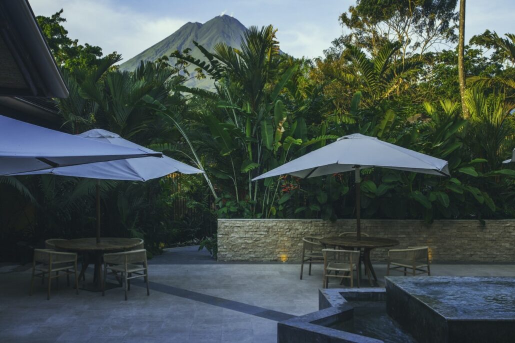 Vulkan-Lodge inmitten tropischer Gärten am Fuß des Arenal-Vulkans in Costa Rica