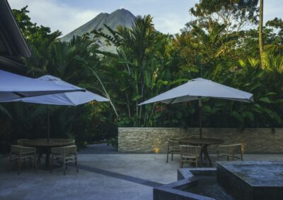 Vulkan-Lodge inmitten tropischer Gärten am Fuß des Arenal-Vulkans in Costa Rica