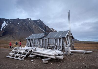 Historische Trapperhütte Bamsebu an der Küste Spitzbergens