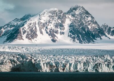 Nahaufnahme der zerklüfteten Front eines Gezeitengletschers in Spitzbergen